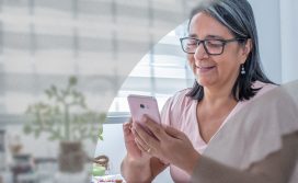 Mujer adulta fortaleciendo habilidades en tecnología